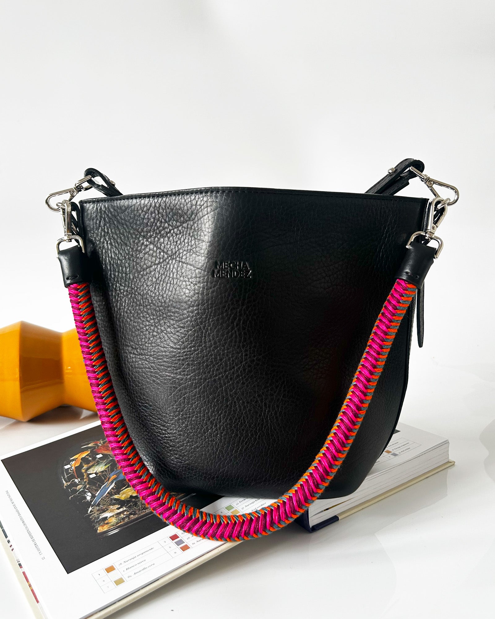 Bucket Clasica - Negro Hipnotica