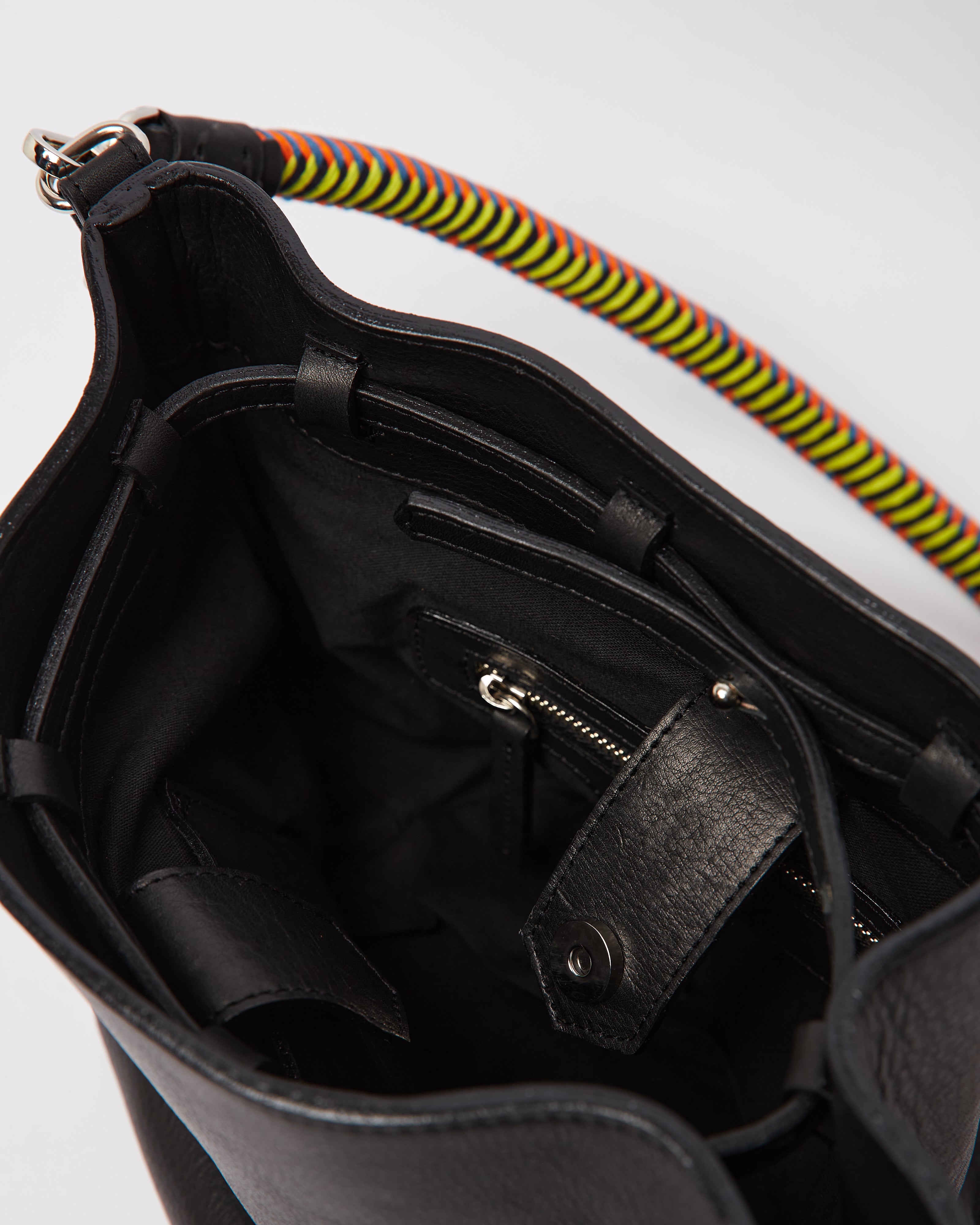 Bucket Clasica - Negro Amazonica